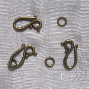 J150 - LOT DE 10 SETS FERMOIRS CROCHETS TOGGLE BRONZE 20MM x 12MM SANS NICKEL - Picture 1 of 4
