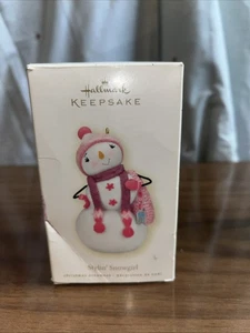 NEU 2008 Hallmark Andenken Weihnachtsschmuck Stylin' Snowgirl - Bild 1 von 3