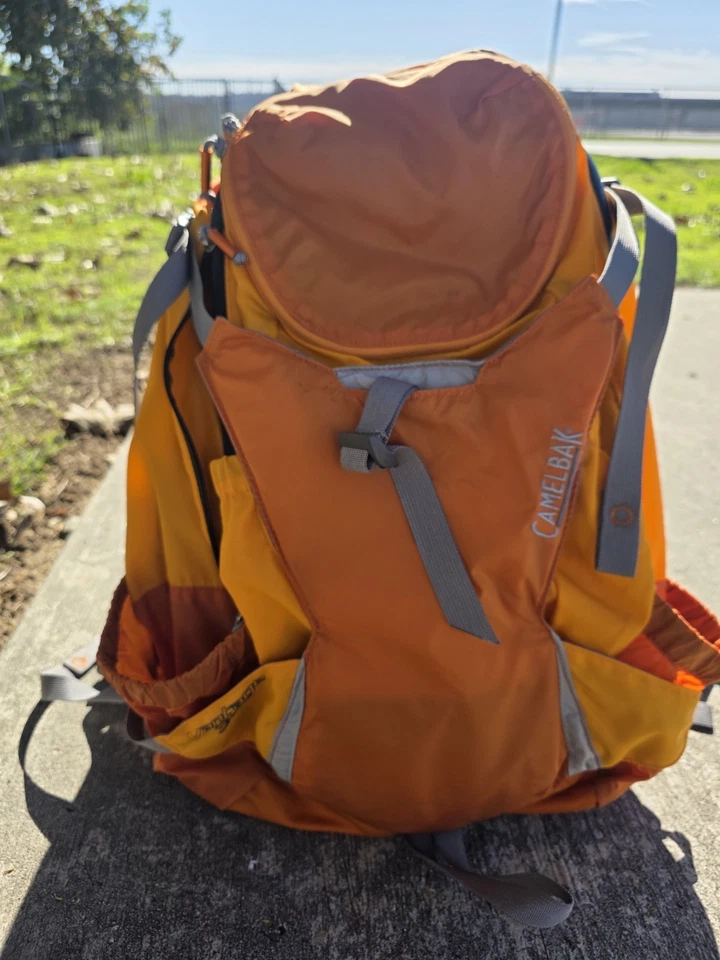 Mochila de hidratação CamelBak laranja/amarela mochila de caminhada – Usado - Imagem 1 de 4