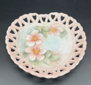 Plato de porcelana pintado a mano rosa salvaje floral corte corazón borde vintage - Imagen 1 de 6