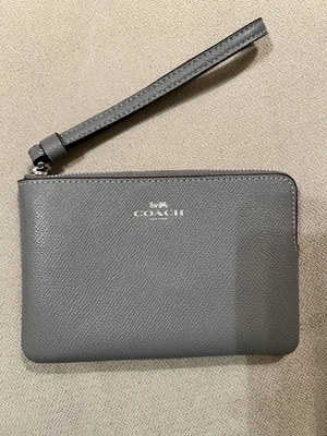 Muñequera Coach de cuero granulado con cremallera en esquina en gris jaspeado 6x4 Foto 1 de 4
