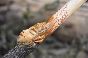 Varita de madera Rowan hada magia tallada a mano arcilla escultura Wicca pagana - Imagen 1 de 9