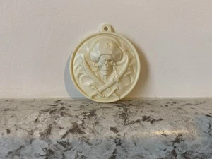 Kit Modelo Plástico Piratas del Caribe Cinturón Insignia Medallón De Colección '72 MPC - Imagen 1 de 5