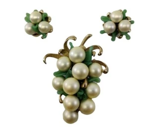 Vintage Faux Pearl Grapes Gold Tone Green Leaf Brooch and Earrings Clip Set - Picture 1 of 12