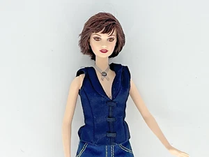 BAMBOLA BARBIE ALICE CULLEN ECLISSI ETICHETTA ROSA 2010 - Foto 1 di 10
