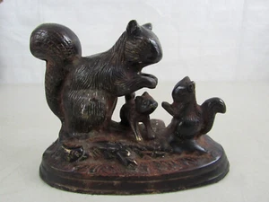 Estatuilla pintada vintage de la familia de ardillas de latón 6 3/8" de largo X 4 3/4" de altura - Imagen 1 de 12