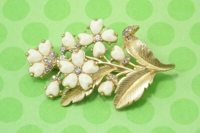 White multi flower pin brooch with clear crystals in a gold finish, flower pin - Image 1 of 4