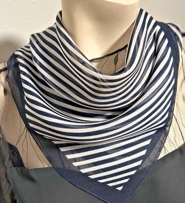 Винтажный 19 x 20 дюймов маленький квадратный черно-белый геометрический поли шарф - Изображение 1 из 4