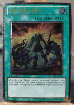 EIN HELD LEBT - GENF-DE098 Ultimate Rare / 1. Auflage NM E-HERO Elementar HELD - Bild 1 von 4