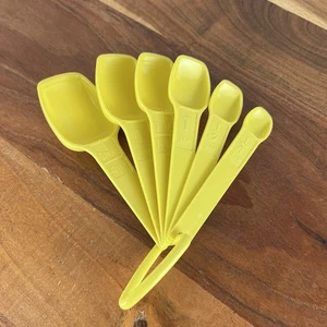 Vintage Set of 6 Yellow TUPPERWARE Measuring Spoons with Snap Holder - Picture 1 of 7