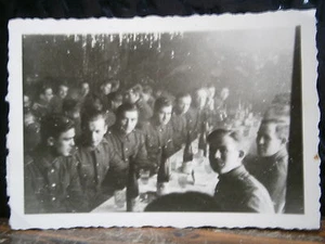 Photo argentique guerre 39 45 soldat Allemand wehrmacht WWII 2 banquet Russie - Imagen 1 de 1