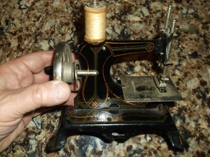 Vintage Sewing Machine Child Mini Black Metal Vintage Hand Crank Toy Ornate Nice - Picture 1 of 11