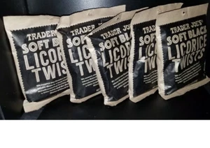 ¡Pack de 5! Regaliz negro suave Trader Joe's Licorice Twists Trader Joes  - Imagen 1 de 3