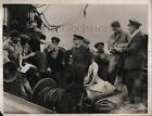 1931 Press Photo Revered E.C. Stephens Gives British Sailors Christmas Gifts