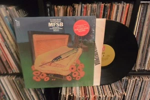MFSB Orig R&B Soul LP 1973 Philly International Schrumpfaufkleber Sehr guter Zustand ++ keine Säge M - Bild 1 von 2