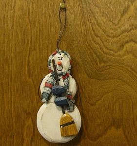 CHRISTMAS Wood ORNAMENT, SNOWWOMAN w/ BROOM, #OWI40419E From Retail Store - Imagen 1 de 1