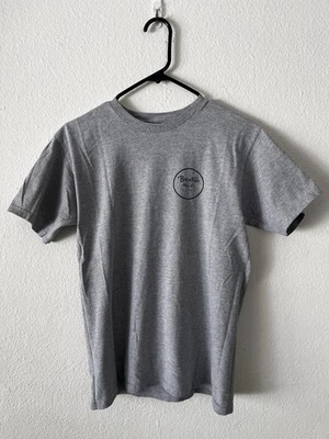 Camiseta Brixton MFG Co Gris Talla Pequeña Frontal y Trasera Logo Gráfico Foto 1 de 4