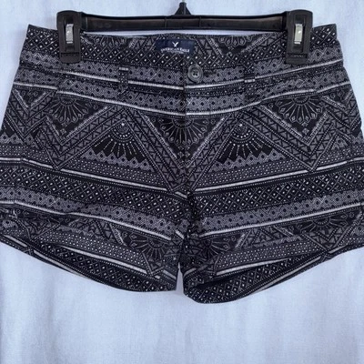 Pantalones Cortos American Eagle Midi Elastizados Talla 0 Blanco y Negro Estampado Geométrico Azteca Foto 1 de 4