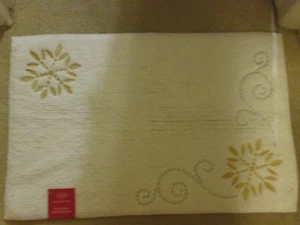 Lenox French Perle Snowflake Bath Rug  White Silver Gold 30" x 19" Msrp. $60.00 - Picture 1 of 3
