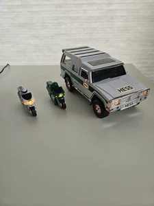 Hess Sport Utility Vehicle 2004 mit 2 Motorrädern - alle Lichter funktionieren - Bild 1 von 15