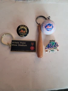 Mets Vintage 40 Year Anniversary 2 Lapel Pins,2 Key Chains,Baseball Amazin 2000 - Picture 1 of 2