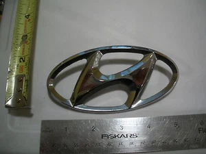 HYUNDAI H OVAL EMBLEM CHROME OEM ORIGINAL USED BAGDE GENUINE - Picture 1 of 2
