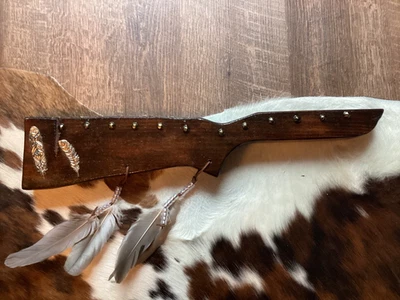 美洲原住民正品蛇皮枪托战争俱乐部带羽毛/珠子 21 英寸 — 第 1/4 张图片