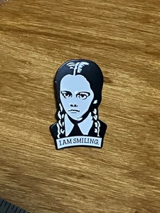 Wednesday Addams I AM SMILING Pin ADDAMS FAMILY Christina Ricci lustig Halloween - Bild 1 von 4