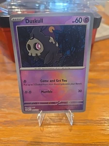 Duskull (patrón Poke Ball) 035/131 Sv: Prismatic Evolutions Holo - Imagen 1 de 3