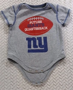 De colección New York Giants Gris 6-9 meses Una sola pieza Future Giants Quarterback - Imagen 1 de 9