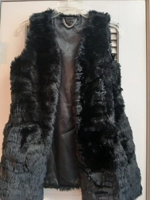 Colete Love Token Feminino Preto de Pele Sintética Tamanho Pequeno 3 Fecho de Gancho e Laço com Bolsos - Imagem 1 de 3