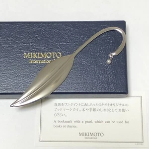 Unbenutztes neuwertiges Mikimoto Lesezeichen mit schwingender Babyperle Edelstahl Blattsilber - Bild 1 von 13