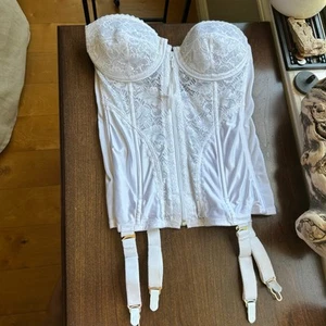 VTG FREDERICKS OF HOLLYWOOD WHITE LACE CORSET BUSTIER W/ GARTERS 34C - Picture 1 of 8