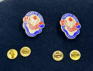 Juego de (2) Pin de Solapa Militar de EE. UU. 59ª Brigada de Artillería Escudo de Unidad del Ejército Hecho en EE. UU. - Imagen 1 de 3
