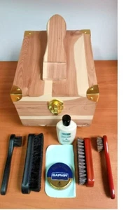 COFFRET CEDRE CIREUR AVEC REPOSE PIED AVEC KIT CIRAGES - Foto 1 di 12