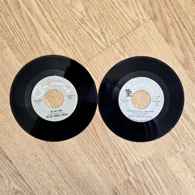 The Ray Charles Singers 45s- Lot Of 2- The Nut Song, Love Me With All Your Heart Foto 1 de 4