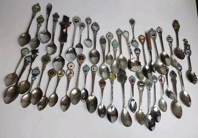 Lote De 45 Cucharas De Colección Plateadas Coleccionistas, Patrones Mixtos y Formas Foto 1 de 4