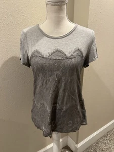 Camisa Top Market Spruce Mujer Pequeña Gris Encaje Superpuesto Blusa Manga Corta Usada en Excelente Condición - Imagen 1 de 6