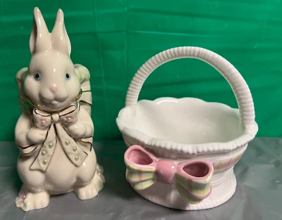 Jarrón y cesta de cerámica Lenox pétalos y perlas conejito Foto 1 de 4