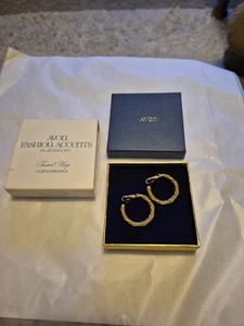 Pendientes de clip de aro trenzado Avon 1972 vintage ¡Nuevo en caja! - Imagen 1 de 5