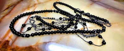 Lunga collana a catena e perline in nero e argento -70 сm - Immagine 1 di 4