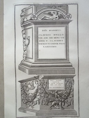 Urnes röm. Grabstein Inschriften Nekropole Reliefs Montfaucon Kupferstich 1722 - Bild 1 von 2
