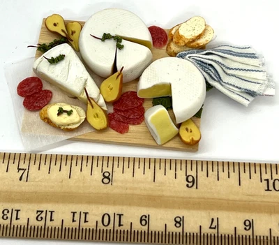 Tablero de queso artesanal peras pan casa de muñecas comida miniatura bocadillo 1:12 firmado Foto 1 de 4