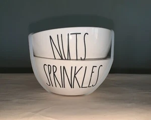2er Set neue Rae Dunn Keramik Prise/Dip/Snack Schalen ~ NÜSSE und STREUSEL - Bild 1 von 7