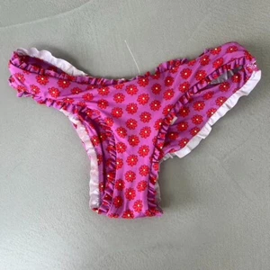 Urban Outfitters Out From Under Monroe Bikinihose mit Rüschen. Rosa/Rot. Klein - Bild 1 von 6