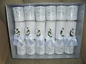 **BOX OF 6 LUXURY CHRISTMAS CRACKERS** - Picture 1 of 2