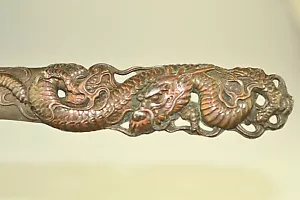 APRI LETTERE VINTAGE ASIATICO TONO RAME PELTRO DRAGO SERPENTE MARINO 8 3/8" - Foto 1 di 6