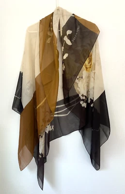 Bufanda Valentino 100% Seda Grande Cuadrada 54 x 54 Tonos de Marrón Estampado Floral Logo Foto 1 de 4