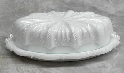 Prato de manteiga coberto vintage vidro leitoso branco oval - Imagem 1 de 4