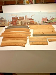 (22) VINTAGE TRU-SCALE HO WOODEN ROADBED ASSORTED CURVES and STRAIGHTS - Picture 1 of 3